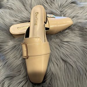 Brand new shoes with box size 8. Never used.